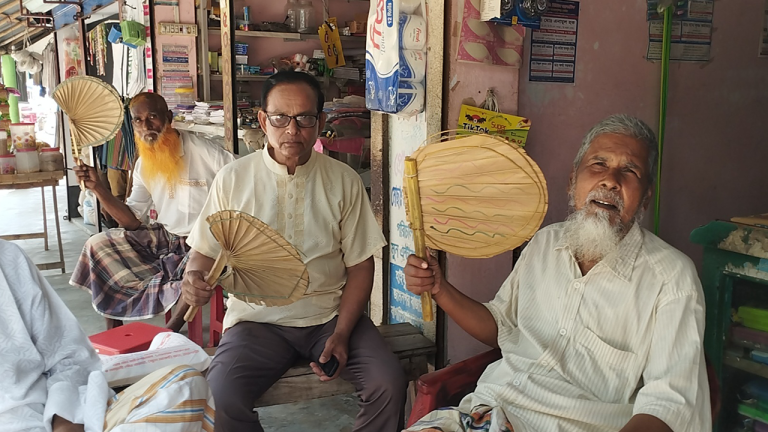 চাহিদা বেড়েছে হাতপাখার