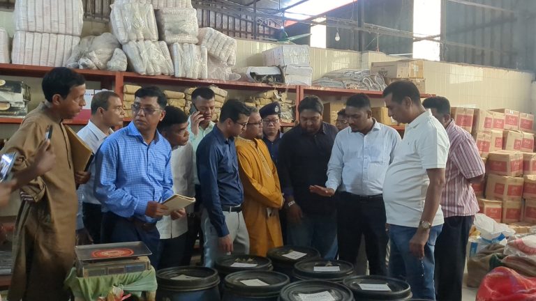 পটিয়ায় ফুলকলি ফ্যাক্টরিকে দেড় লাখ টাকা জরিমানা।