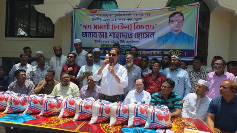 লালদিয়ার চরে ২০০ পরিবারে ত্রাণ বিতরণ করলেন মেয়র ডা. শাহাদাত হোসেন 