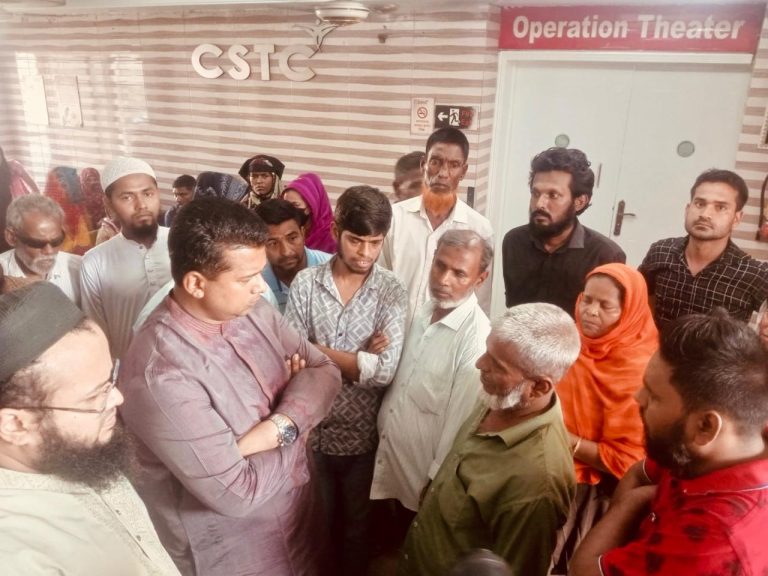 শাক বিক্রেতার গুলিবিদ্ধ মেয়ে রেশমাকে দেখতে হাসপাতালে ছুটলেন- ডিসি জাহিদ।