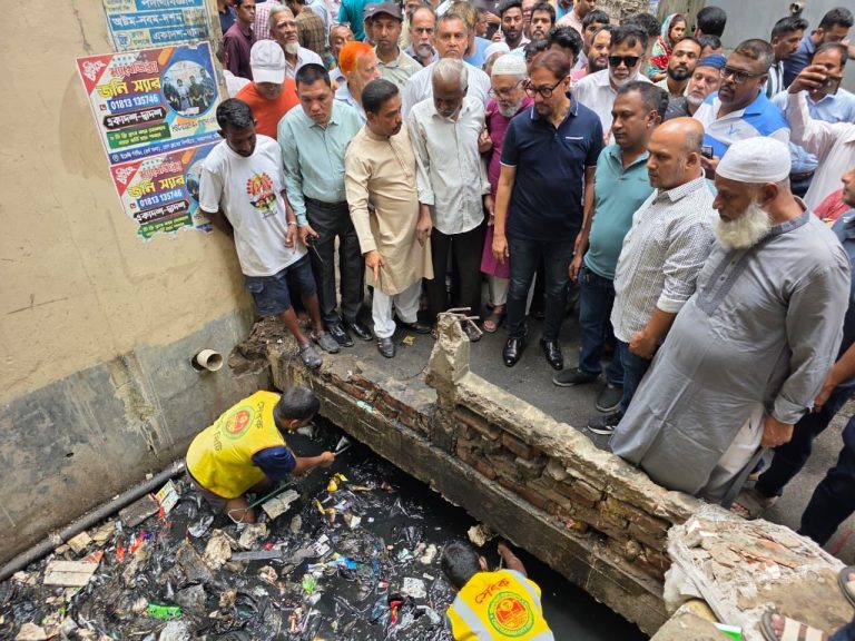 যত্রতত্র ময়লা আবর্জনা ফেললে কঠোর ব্যবস্থা নেওয়া হবে : মেয়র ডা. শাহাদাত হোসেন