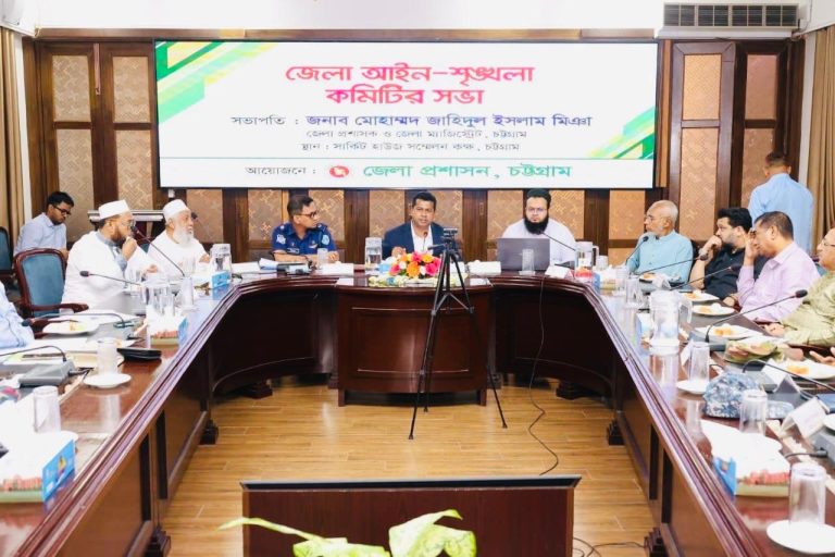 সড়ক-মহাসড়কে গরুর হাট নয়; অস্ত্র উদ্ধারে বিশেষ অভিযানের নির্দেশ চট্টগ্রাম ডিসির।