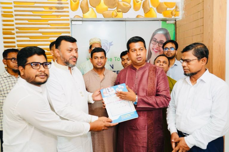চট্টগ্রামের ডিসি জাহিদের মানবিকতায় জেলে পরিবারে ফিরল হাসি।