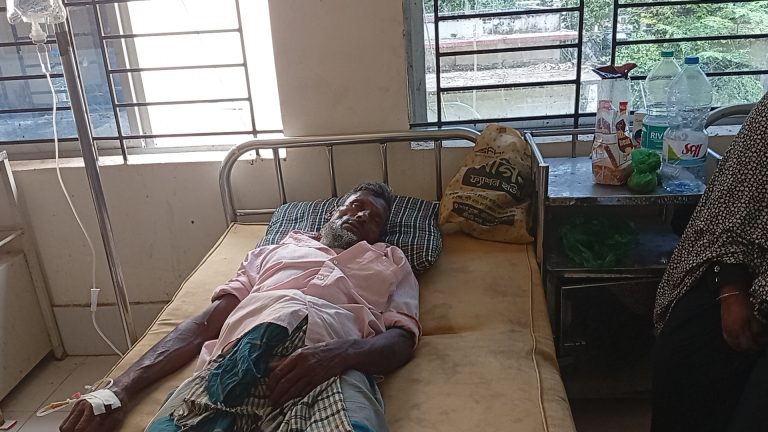 বাঘাইছড়ির গরুর হাটে মলম পার্টির তৎপরতা, দুই বিক্রেতার ২ লাখ ৪১ হাজার টাকা হাতিয়ে নেওয়ার অভিযোগ।