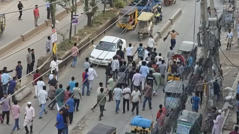 উচ্ছেদ কর্মীদের ওপর হকারদের হামলা