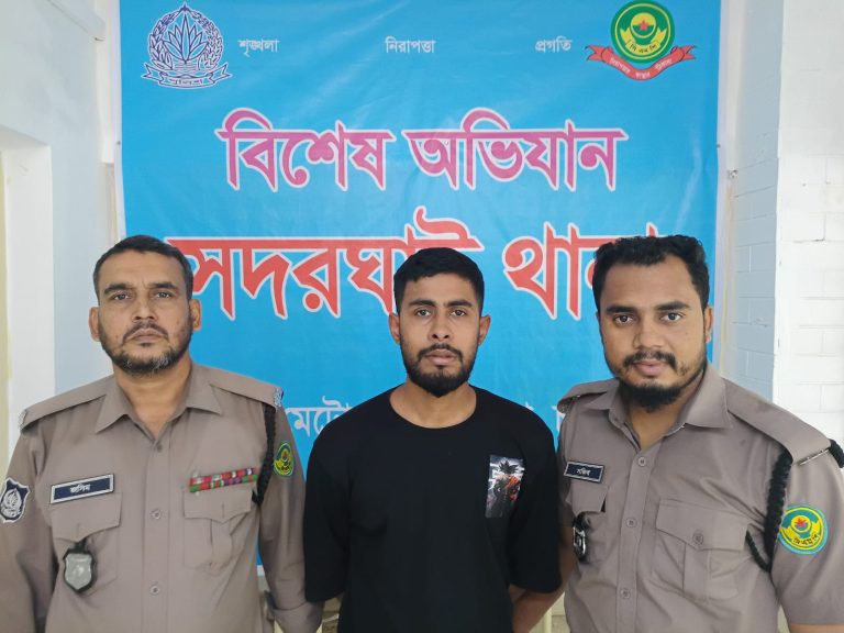 সদরঘাট থানার অভিযানে নারী নির্যাতন ও পর্নোগ্রাফি মামলার আসামি আটক