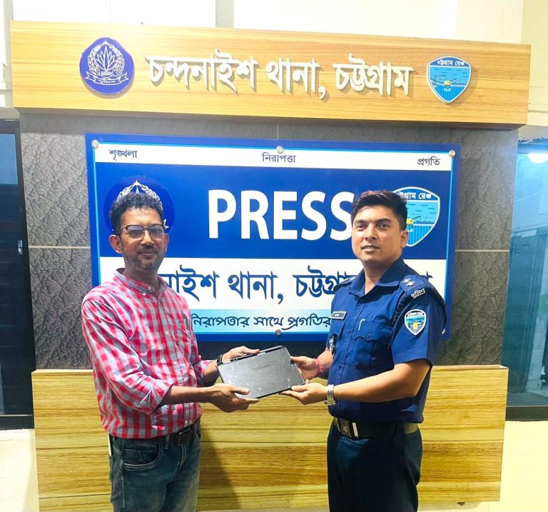 ১০ দিন পর পুলিশের যৌথ অভিযানে উদ্ধার হারানো আইপ্যাড, মালিকের হাতে হস্তান্তর