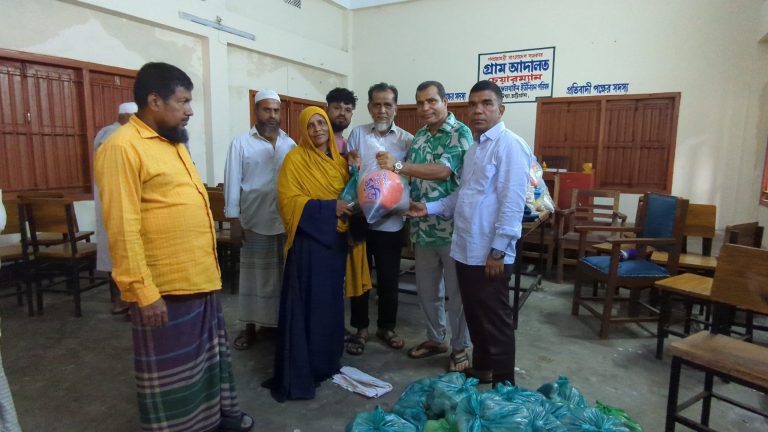 পটিয়ার জঙ্গলখাইনে বন্যার্তদের মাঝে উপজেলা প্রশাসনের শুষ্ক খাবার বিতরণ, আরও সহায়তার আশ্বাস