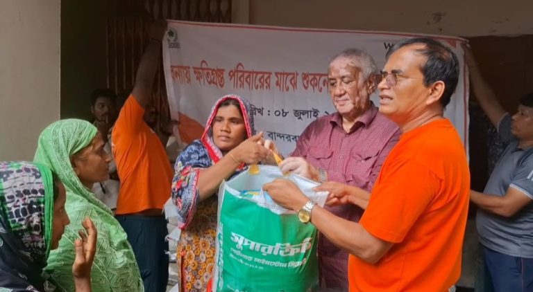 বান্দরবানে বন্যার্তদের পাশে এমপি সাচিং প্রু জেরী, আশ্রয়কেন্দ্রে রান্না করা খাবার বিতরণ