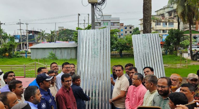 প্রাকৃতিক দুর্যোগে ক্ষতিগ্রস্ত ৩৮ পরিবারের হাতে ঢেউটিন ও অনুদানের চেক তুলে দিলেন এমপি এনামুল হক এনাম