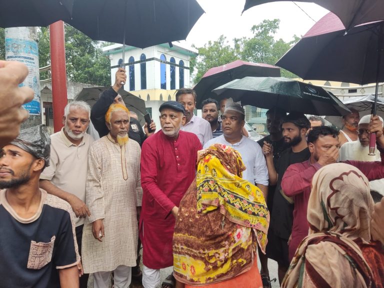 দুর্গত মানুষের পাশে নুরুল আনোয়ার চৌধুরী, চন্দনাইশে অব্যাহত ত্রাণ বিতরণ