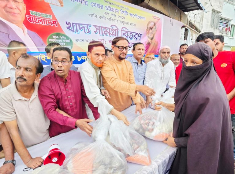 ৮নং শুলকবহর ওয়ার্ডে ত্রাণ বিতরণকালে মেয়র ডা. শাহাদাত হোসেন