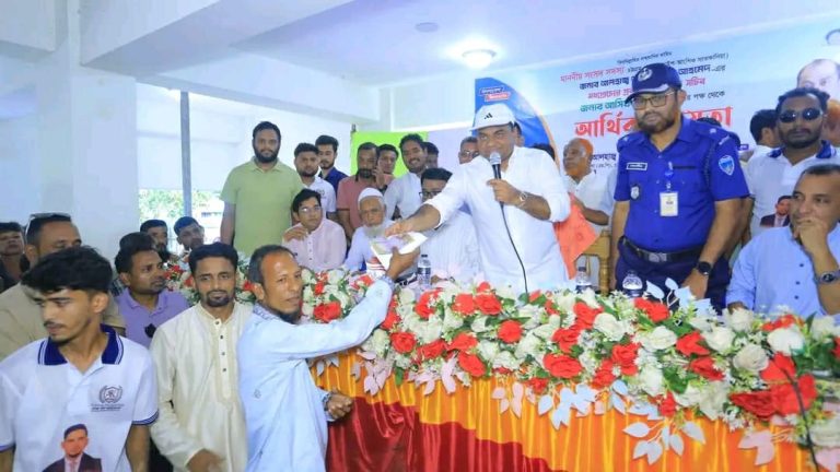 বন্যায় ক্ষতিগ্রস্ত ১০০ পরিবারের মাঝে আর্থিক অনুদান ও ত্রাণ বিতরণ