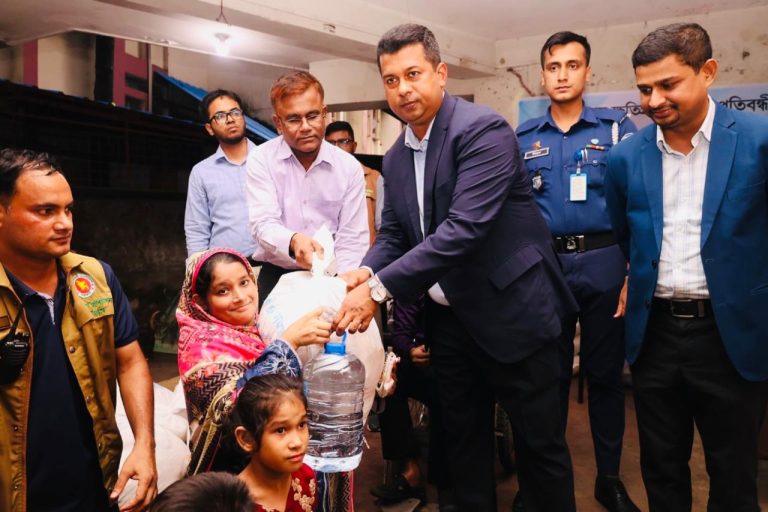 আবেদনের ২৪ ঘণ্টার মধ্যেই ২০০ বন্যাদুর্গত প্রতিবন্ধীর দ্বারে ডিসির ত্রাণ