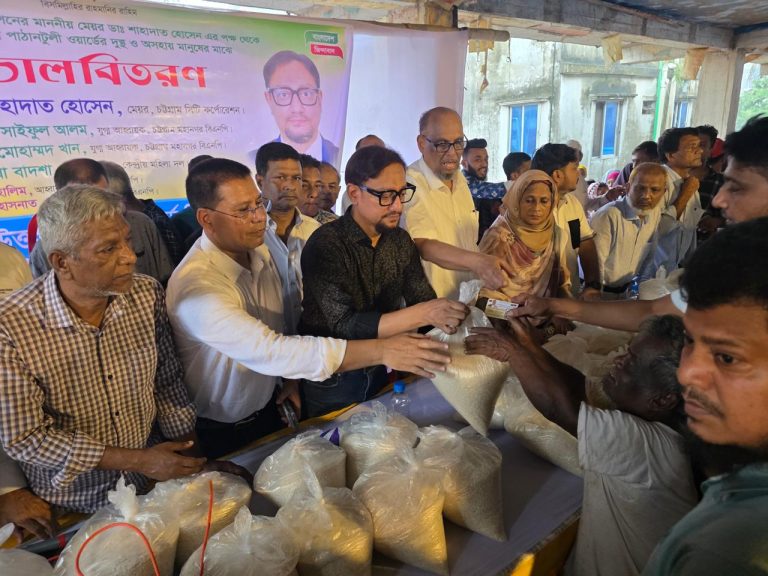উত্তর পাঠানটুলীতে চাল বিতরণকালে মেয়র ডা. শাহাদাত হোসেন