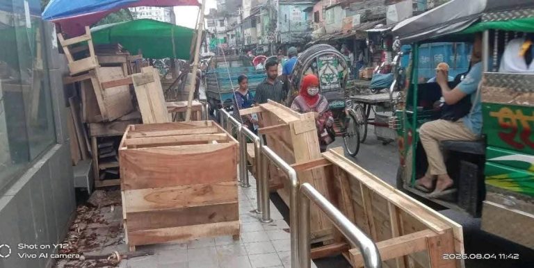 চট্টগ্রাম মুসলিম হল থেকে সিনেমা প্যালেস: ফুটপাত জুড়ে ফার্নিচারের পসরা, জীবনের ঝুঁকি নিয়ে সড়কে হাঁটতে বাধ্য হচ্ছেন পথচারীরা।”