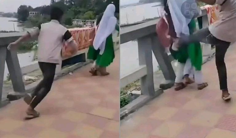 শীতলক্ষ্যার ওয়াকওয়েতে স্কুলছাত্রীকে লাথি দেওয়ার ভিডিও ভাইরাল, সালিসে কান ধরে ক্ষমা