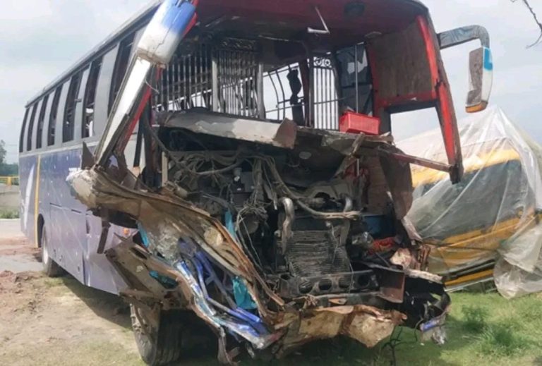 সিরাজগঞ্জে ট্রাকের ধাক্কায় বাসচালকসহ নিহত ২, আহত ১০