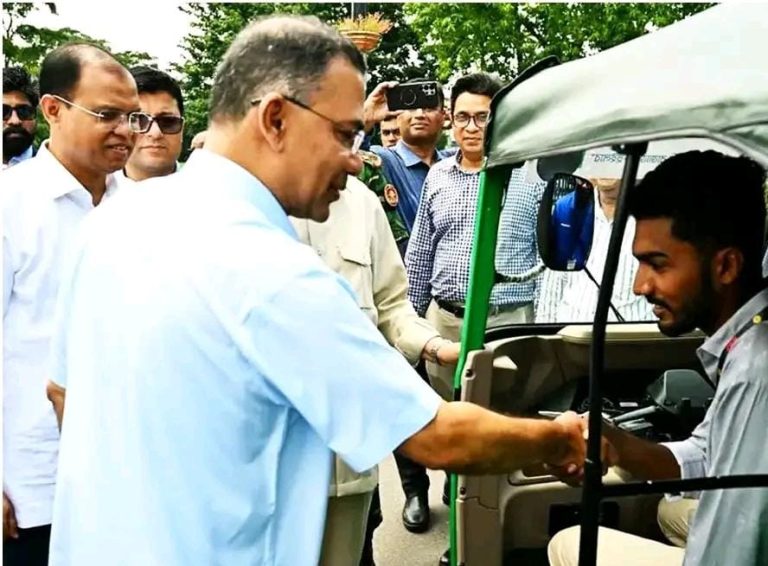 জুলাই যোদ্ধাদের সিএনজি ও রিক্সা উপহার দিলেন প্রধানমন্ত্রী
