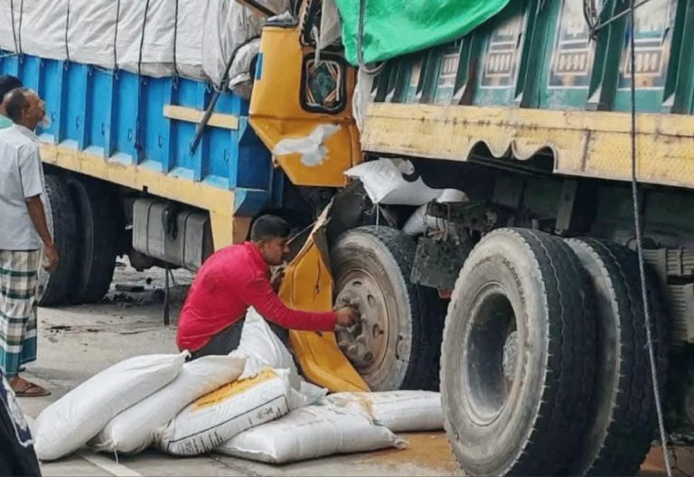 বগুড়ায় দাঁড়িয়ে থাকা ট্রাকে অপর ট্রাকের ধাক্কা, নিহত ২