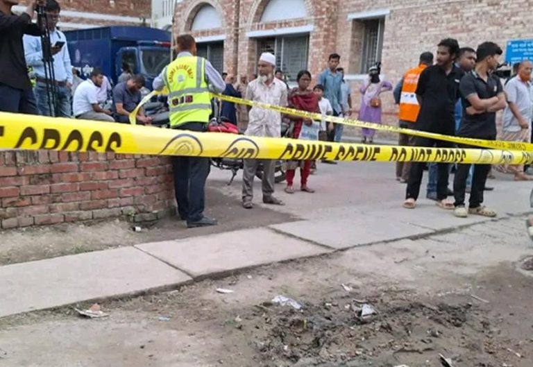 আদালত চত্বরে ককটেল বিস্ফোরণ: আতঙ্কিত সাধারণ মানুষ