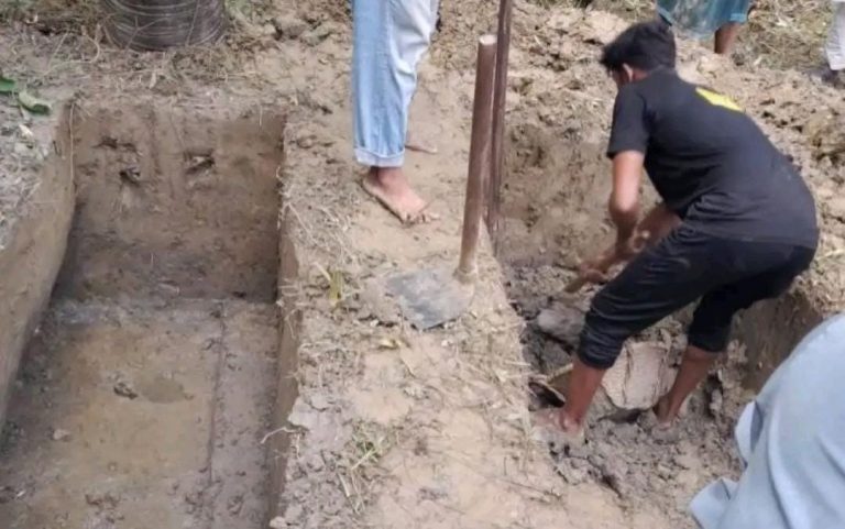 স্বামীর জানাজার ৫ মিনিট আগে স্ত্রীর মৃত্যু, একই সঙ্গে জানাজা শেষে পাশাপাশি দাফন