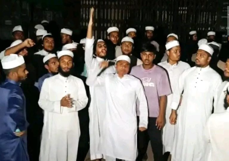 পুলিশ লাইন্সে গান বাজানোকে কেন্দ্র করে উত্তেজনা, লাঠিচার্জে আহত ২০ মাদরাসাছাত্র