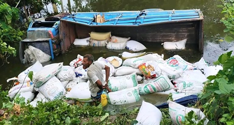 গাইবান্ধার ফুলছড়িতে চালবোঝাই ট্রাক উল্টে হেলপারের মৃত্যু