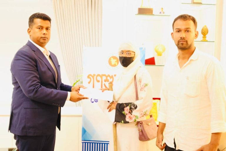 অসহায় মানুষের শেষ ভরসা: চট্টগ্রাম ডিসির গণশুনানিতে মিলল বাঁচার আকুতি ও তাৎক্ষণিক সহায়তা