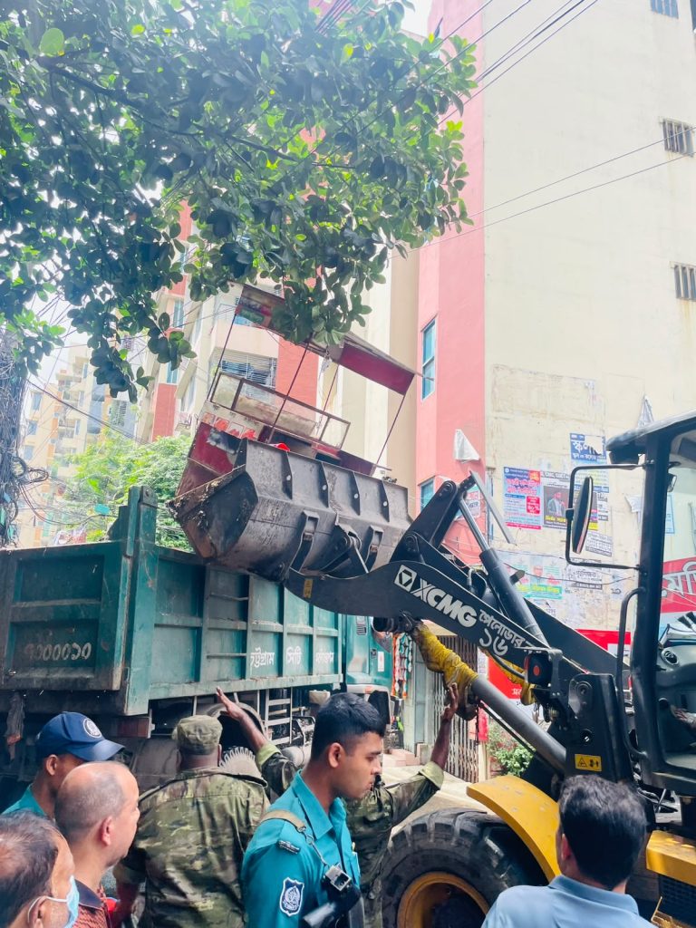 ‘আমাদের চট্টগ্রাম’ অ্যাপের অভিযোগে এনায়েত  বাজার ও দেবপাহাড়ে ফুটপাত দখলমুক্ত অভিযান