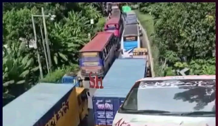 ঢাকা-চট্টগ্রাম মহাসড়কে যানজটে ৪ ঘণ্টা আটকে অ্যাম্বুলেন্সেই রোগীর মৃত্যু