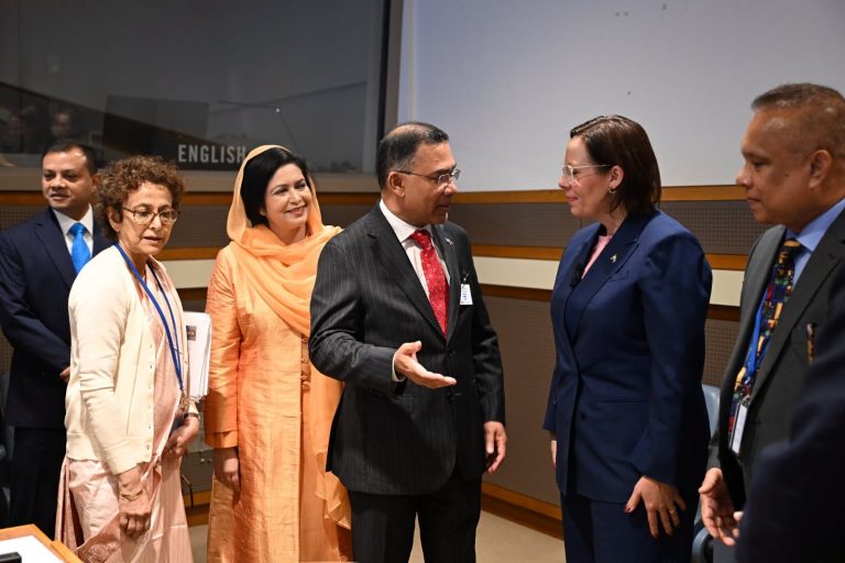 বিএনপি চেয়ারম্যান ও গণপ্রজাতন্ত্রী বাংলাদেশ সরকারের মাননীয় প্রধানমন্ত্রী তারেক রহমান ও সুইডেনের পররাষ্ট্রমন্ত্রী মারিয়া মালমের স্টেনারগার্ডের মধ্যে বৈঠক অনুষ্ঠিত হয়। বৃহস্পতিবার (২৪ সেপ্টেম্বর ২০২৬) মার্কিন যুক্তরাষ্ট্রের নিউইয়র্কে জাতিসংঘ সদর দপ্তরে অনুষ্ঠিত বৈঠকে বাংলাদেশ ও সুইডেনের দ্বিপাক্ষিক সম্পর্ক ও সহযোগিতা জোরদার, বাণিজ্য ও বিনিয়োগ সম্প্রসারণ, অর্থনৈতিক ও উন্নয়ন সহযোগিতা এবং আঞ্চলিক ও আন্তর্জাতিক বিভিন্ন বিষয়ে মতবিনিময় হয়। এ সময় পারস্পরিক স্বার্থসংশ্লিষ্ট বিভিন্ন ক্ষেত্রে সহযোগিতা আরও জোরদারের ওপর গুরুত্বারোপ করা হয়।