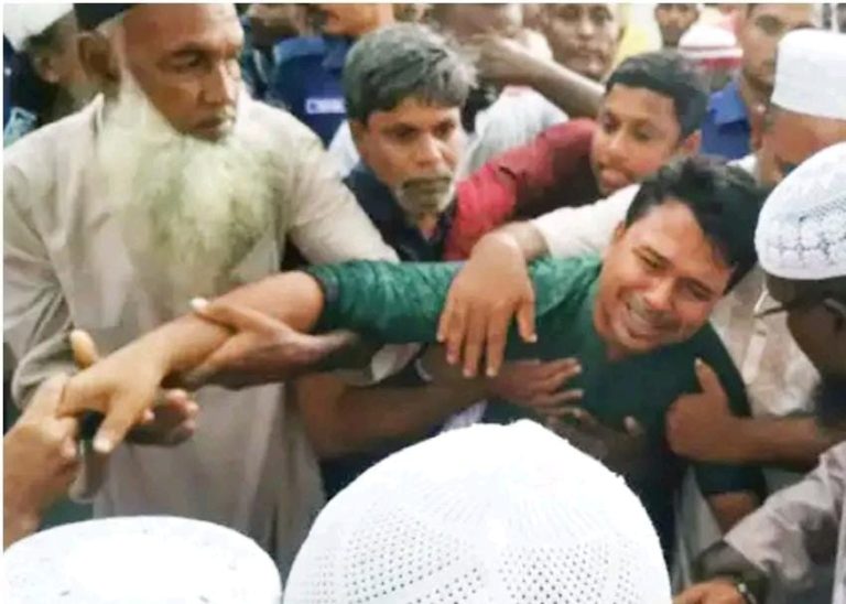 তিন ঘণ্টার প্যারোলে মুক্তি পেয়ে মায়ের জানাজায়