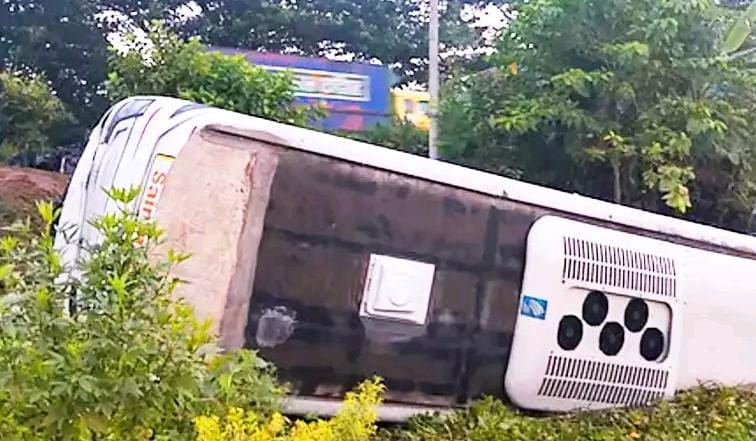 কুমিল্লার দাউদকান্দিতে বাস খাদ্যে পড়ে শের-ই-বাংলা মেডিকেলের ২৪ শিক্ষার্থী আহত