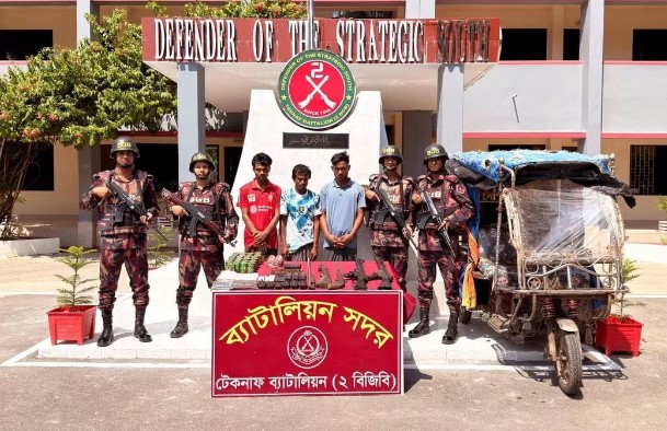 হ্নীলায় ইজিবাইকে আলুর বস্তায় অস্ত্র-বিস্ফোরক, গ্রেপ্তার ৩ নিজস্ব প্রতিবেদক, অপরূপ টিভি
