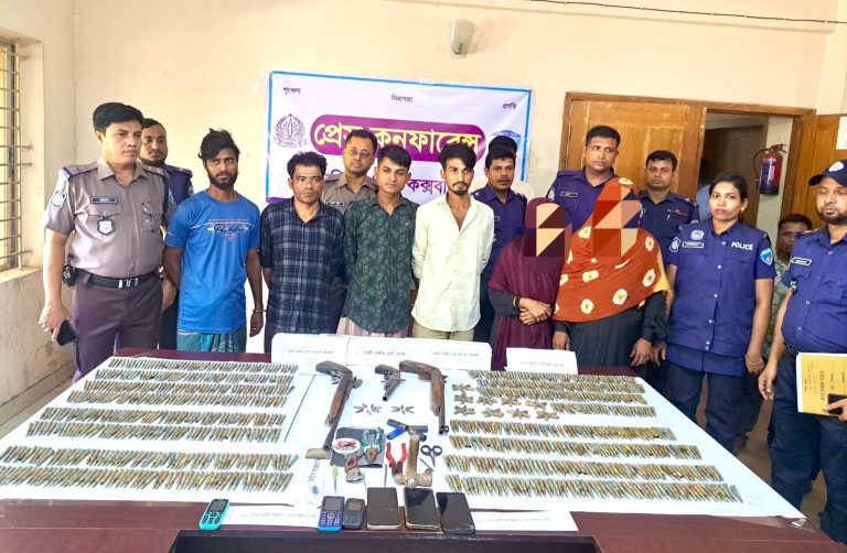 চকরিয়ায় অস্ত্র-গুলিসহ গ্রেপ্তার ৬ দুটি অভিযানে উদ্ধার ৮২৫ রাউন্ড গুলি