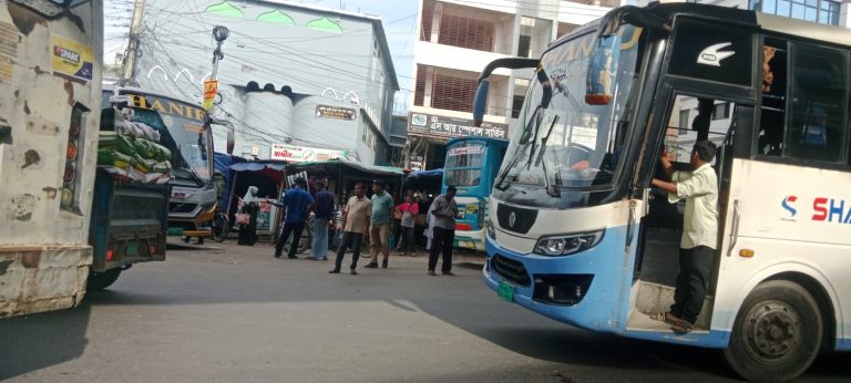 চাঁদগাঁও থানা ঘিরে অপরিকল্পিত পার্কিং ও যাত্রী ওঠানামায় যানজটের দুর্ভোগ